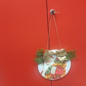 Okrasek z božičkom, zelenjem in zlato pentljo