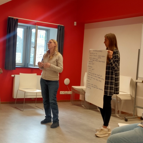 Udeleženki predstavljata plakat z ugotovitvami o pomenu prostovoljnega dela