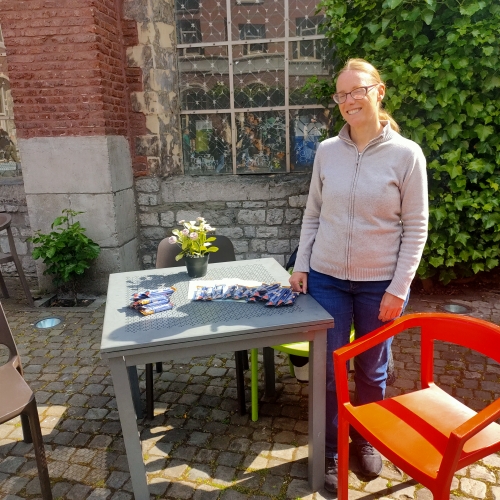 Sodelavka Alenka stoji pri promocijski mizi našega društva, kjer smo se predstavili vsem partnerjem