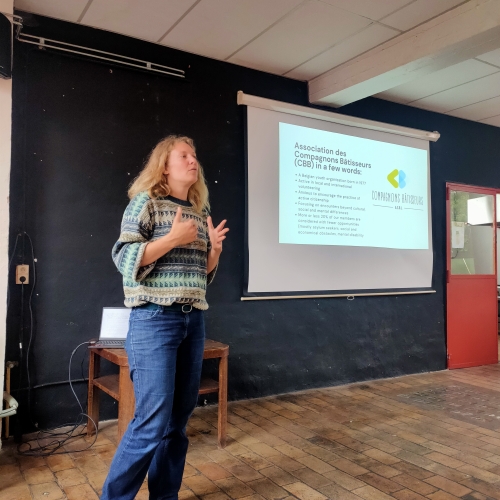 Vodja Compagnons Batisseurs predstavlja njihovo delo na področju mednarodnega prostovoljstva