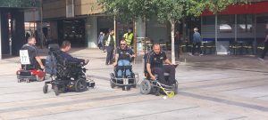 Igranje hokeja z električnimi vozički