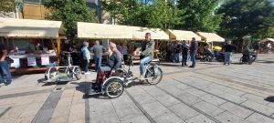 Gospod na invalidskem vozičku se pelje na prilagojenem tandemu oziroma kolesu