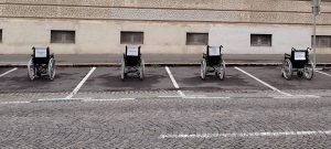 Štirje invalidski vozički zasedajo parkirna mesta pred Mestno občino Maribor