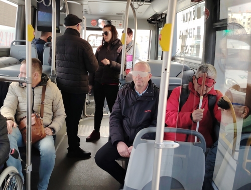 Zaposleni Marproma se s simulacijskimi očali, belimi palicami s prevezanimi očmi in na invalidskih vozičkih peljejo za avtobusom