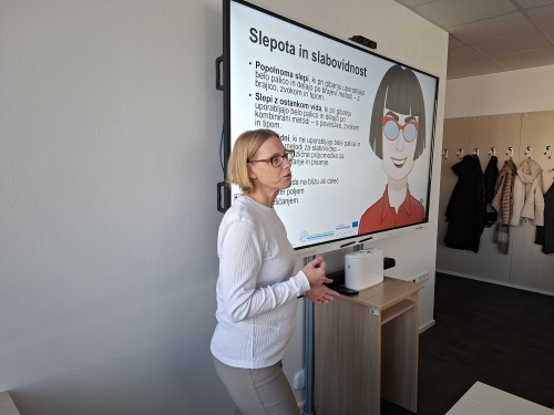 Sodelavka društva s powerpoint predstavitvijo predstavlja slepoto in slabovidnost