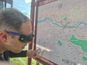 Zaposlen Marproma s simulacijskimi očali išče progo 8 na zemljevidu avtombusnih prog