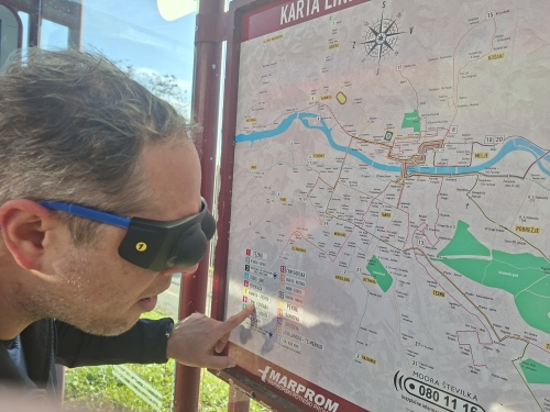 Zaposlen Marproma s simulacijskimi očali išče progo 8 na zemljevidu avtombusnih prog