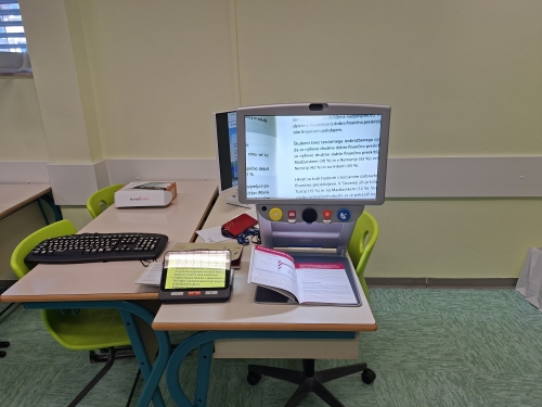 Tipkovnica z večjimi črkami, dve prenosni elektronski lupi