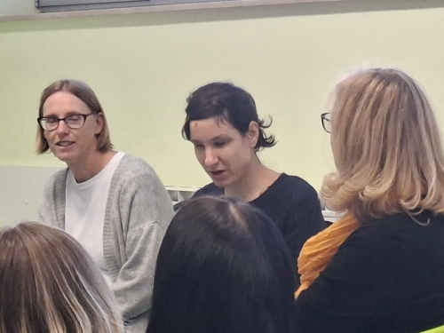 Sodelavka Alenka in Natalija predstavljata svoje izkušnje s slabovidnostjo in slepoto