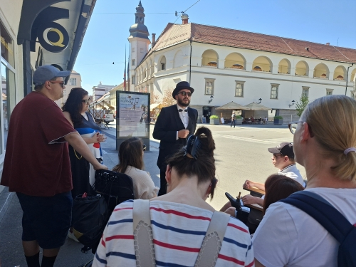 Udeleženci z vodičem Juretom pred mariborskim gradom