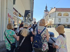 Vodič Jure pred mariborskim gradom govori o zgodovini Maribora in gradu