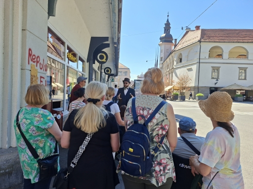 Vodič Jure pred mariborskim gradom govori o zgodovini Maribora in gradu