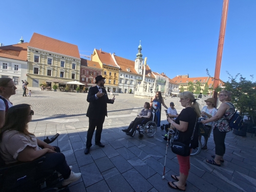 Udeleženci z vodičem na Glavnem trgu
