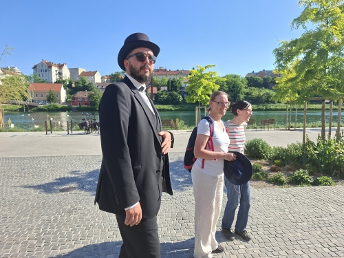 Vodič Jure in dve nasmejani udeleženki na Lentu