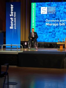 Predsednik Fiha Borut Sever govori na odru
